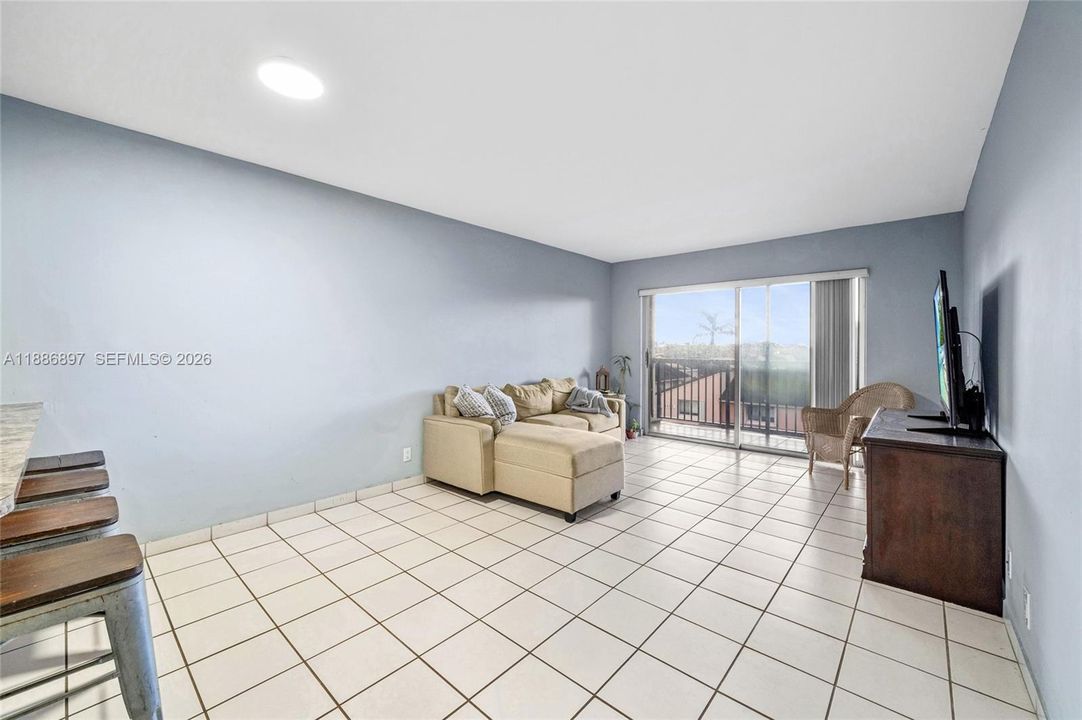 For Sale: $241,999 (1 beds, 1 baths, 770 Square Feet)