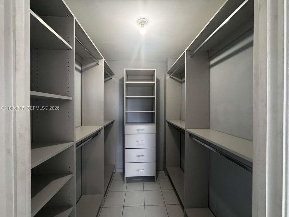 For Sale: $241,999 (1 beds, 1 baths, 770 Square Feet)