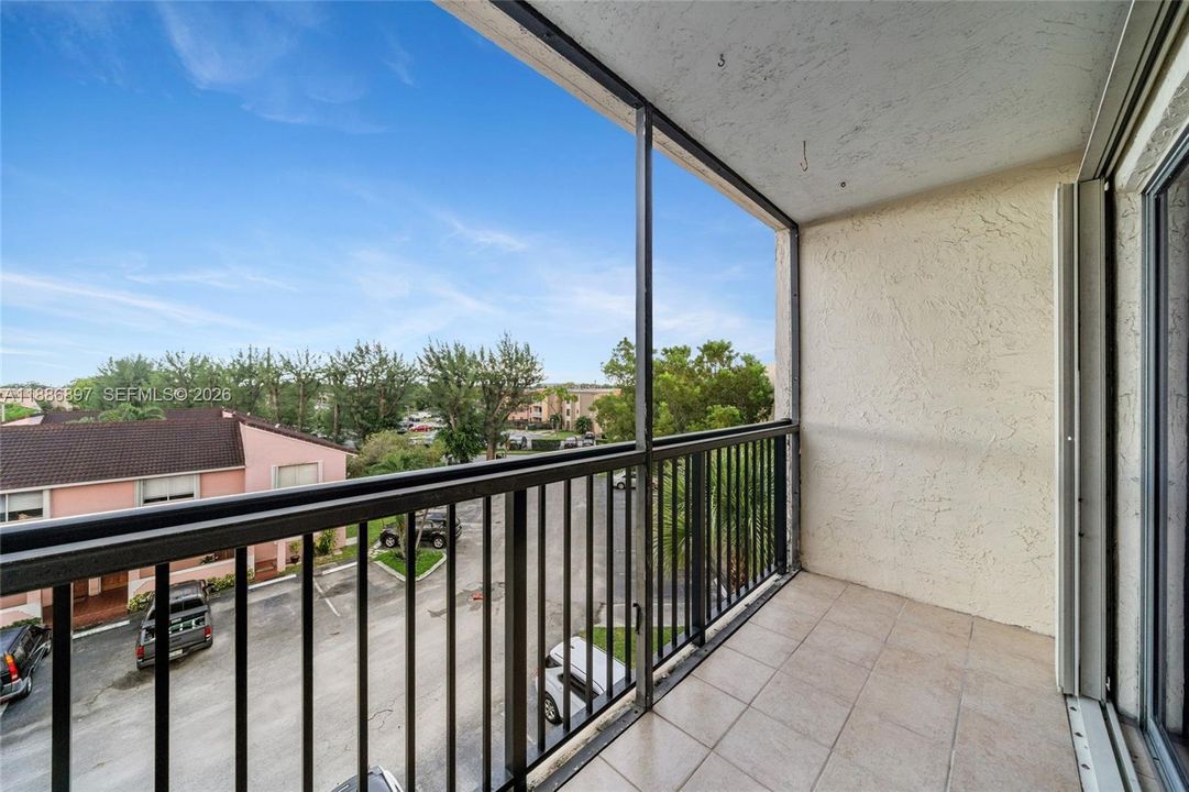For Sale: $241,999 (1 beds, 1 baths, 770 Square Feet)