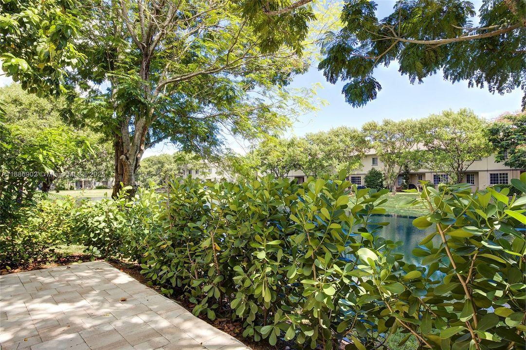 Vendido Recientemente: $300,000 (3 camas, 3 baños, 1394 Pies cuadrados)