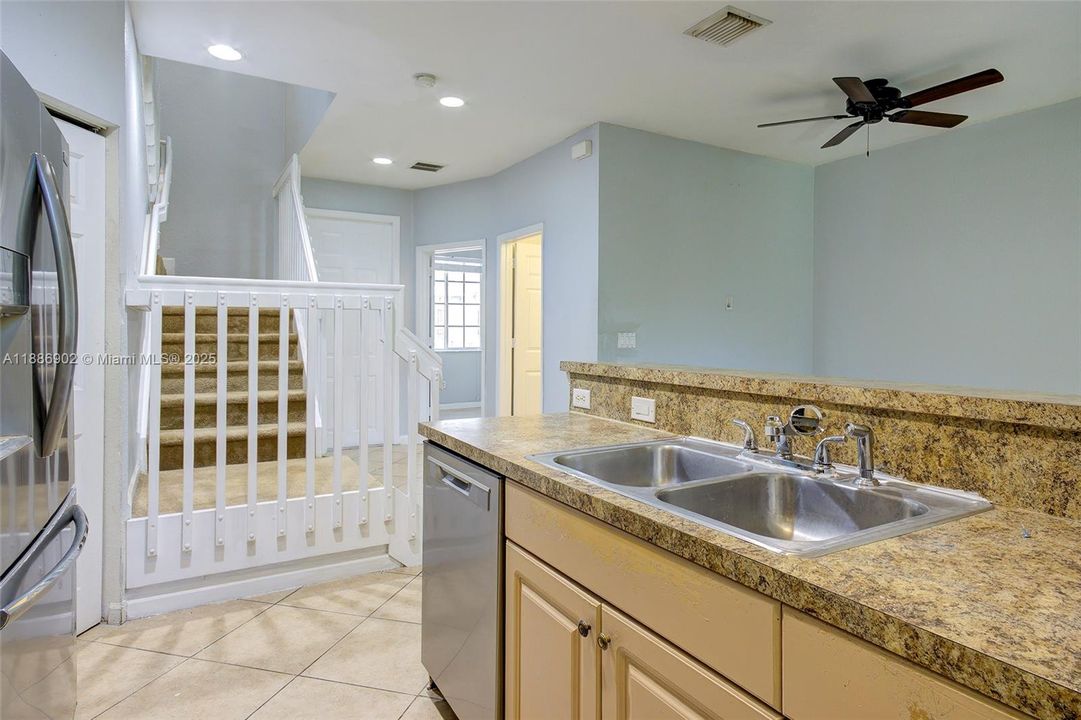 Vendido Recientemente: $300,000 (3 camas, 3 baños, 1394 Pies cuadrados)