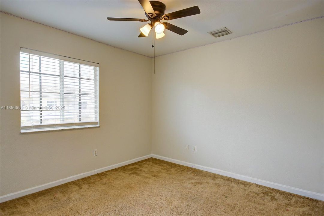 Vendido Recientemente: $300,000 (3 camas, 3 baños, 1394 Pies cuadrados)