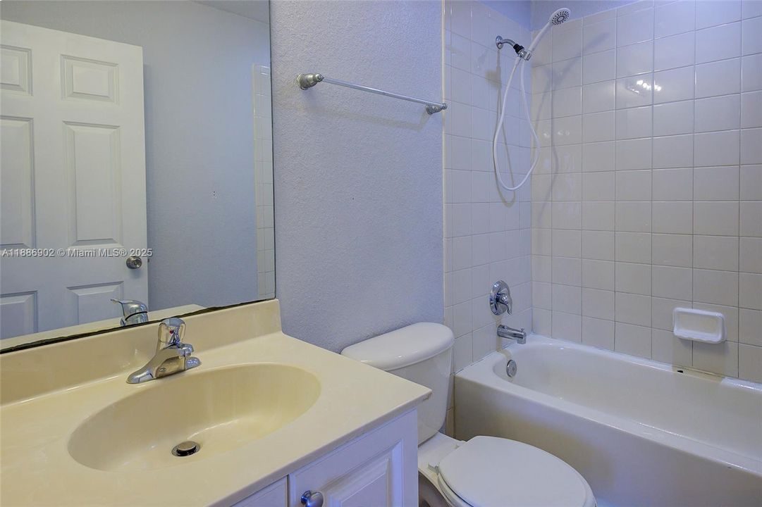 Vendido Recientemente: $300,000 (3 camas, 3 baños, 1394 Pies cuadrados)