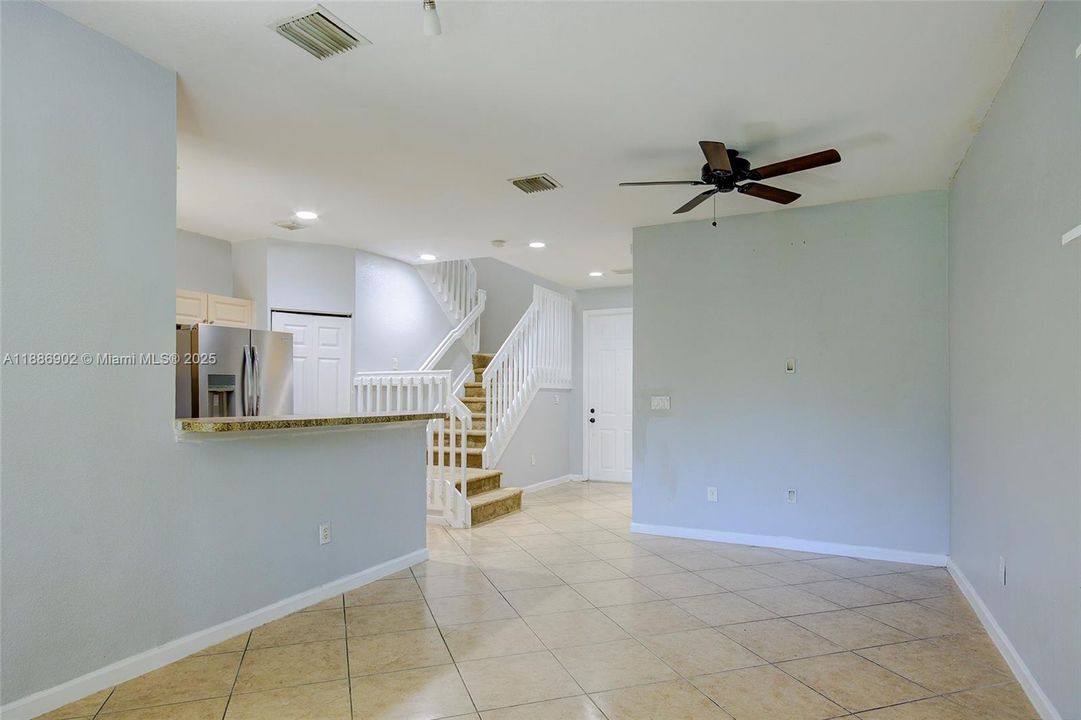 Vendido Recientemente: $300,000 (3 camas, 3 baños, 1394 Pies cuadrados)