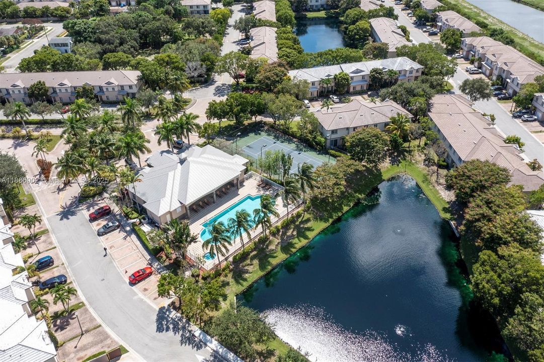 Vendido Recientemente: $300,000 (3 camas, 3 baños, 1394 Pies cuadrados)