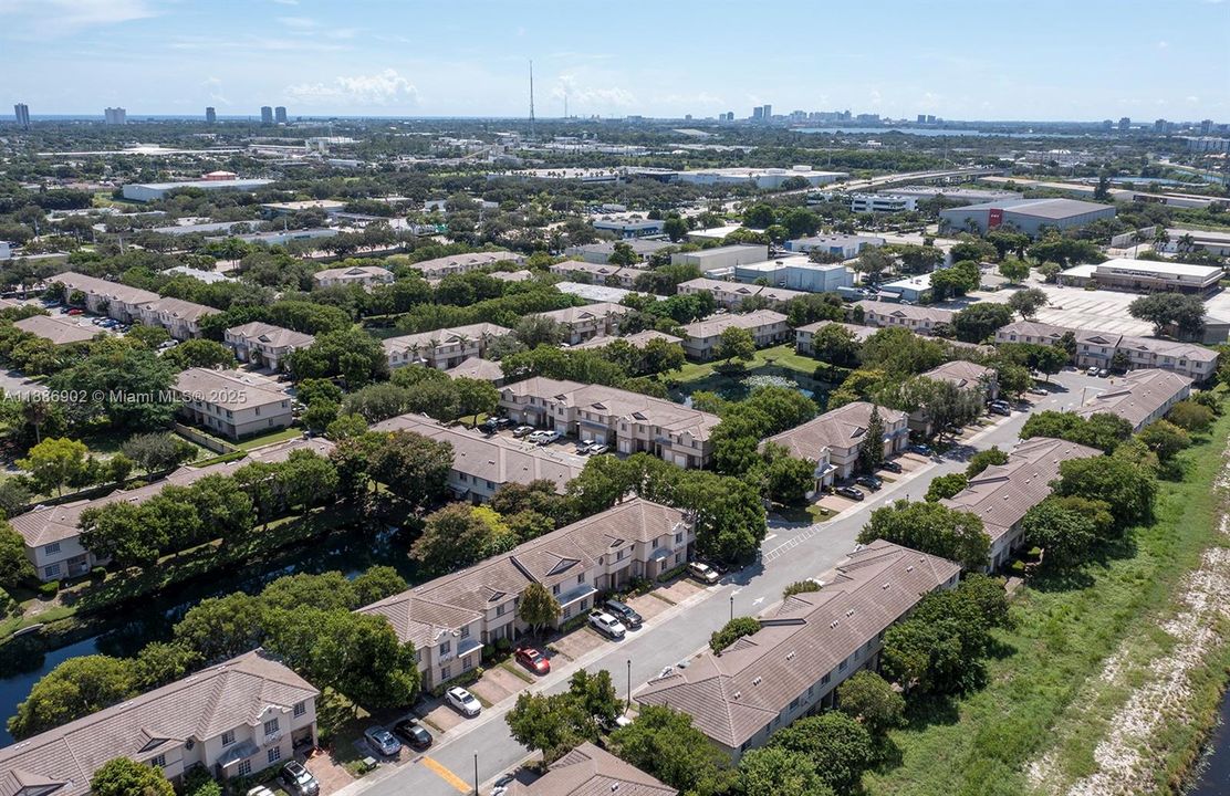 Vendido Recientemente: $300,000 (3 camas, 3 baños, 1394 Pies cuadrados)