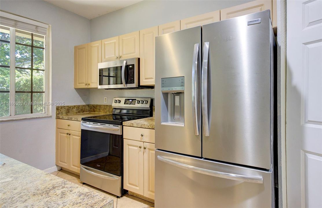 Vendido Recientemente: $300,000 (3 camas, 3 baños, 1394 Pies cuadrados)