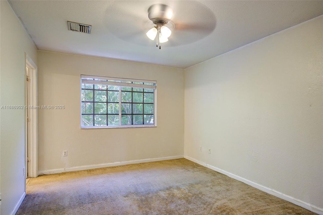 Vendido Recientemente: $300,000 (3 camas, 3 baños, 1394 Pies cuadrados)