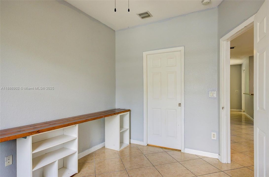 Vendido Recientemente: $300,000 (3 camas, 3 baños, 1394 Pies cuadrados)