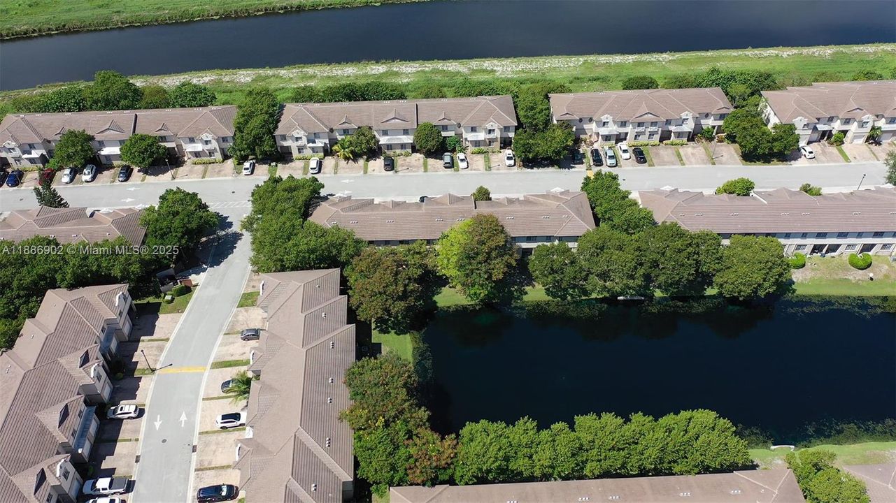 Vendido Recientemente: $300,000 (3 camas, 3 baños, 1394 Pies cuadrados)