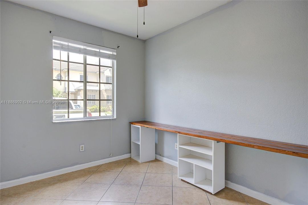 Vendido Recientemente: $300,000 (3 camas, 3 baños, 1394 Pies cuadrados)