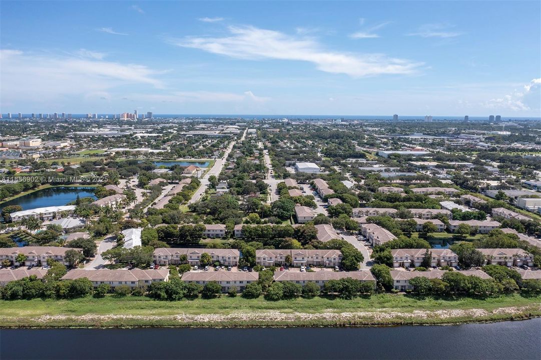 Vendido Recientemente: $300,000 (3 camas, 3 baños, 1394 Pies cuadrados)