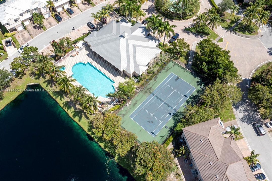 Vendido Recientemente: $300,000 (3 camas, 3 baños, 1394 Pies cuadrados)