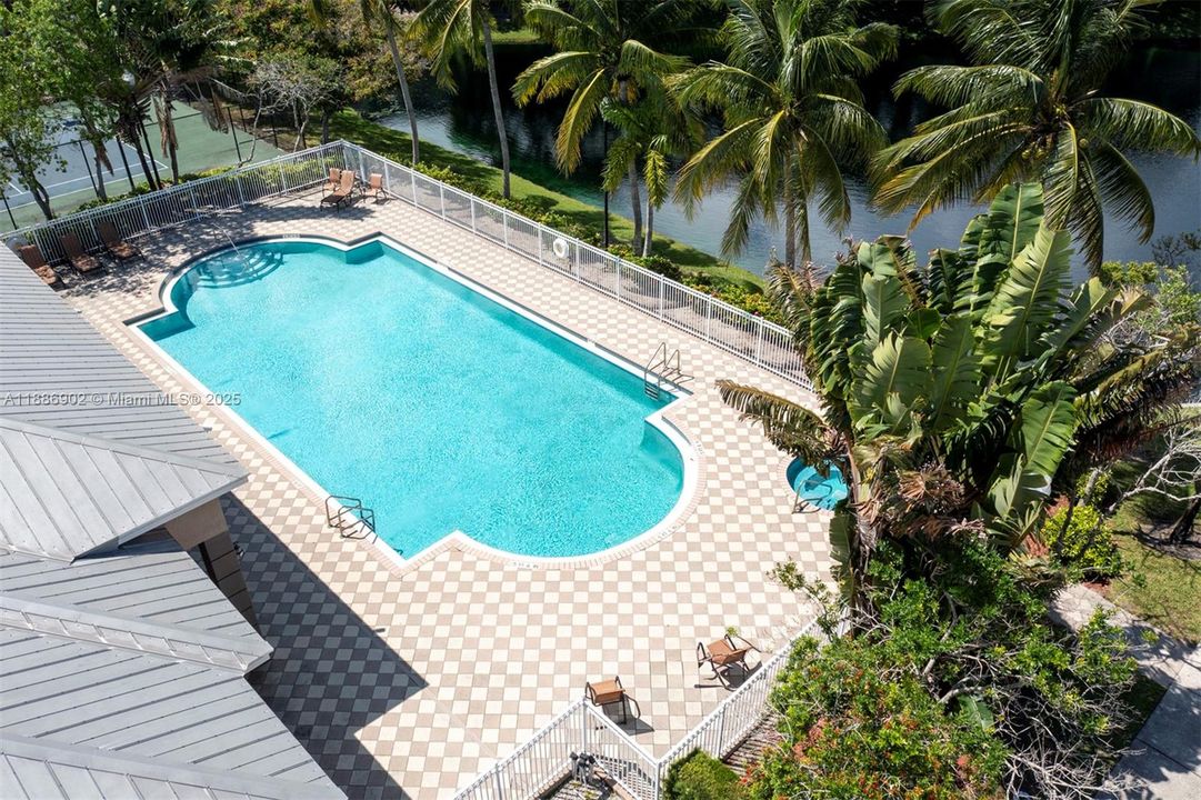 Vendido Recientemente: $300,000 (3 camas, 3 baños, 1394 Pies cuadrados)