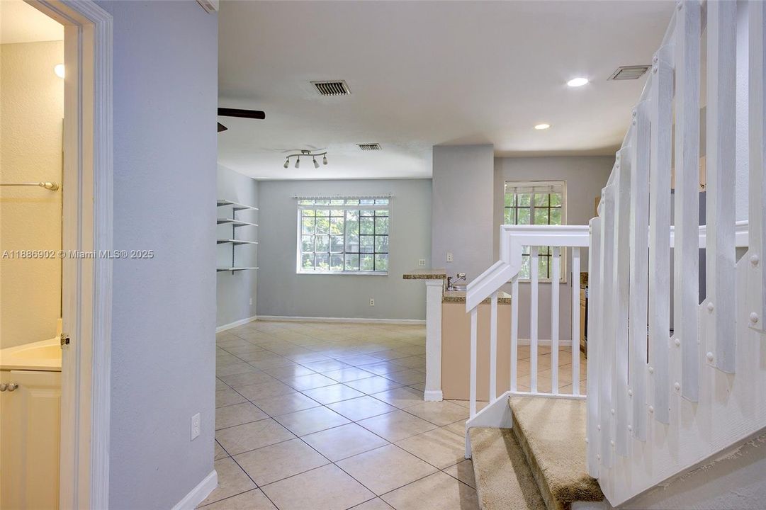 Vendido Recientemente: $300,000 (3 camas, 3 baños, 1394 Pies cuadrados)