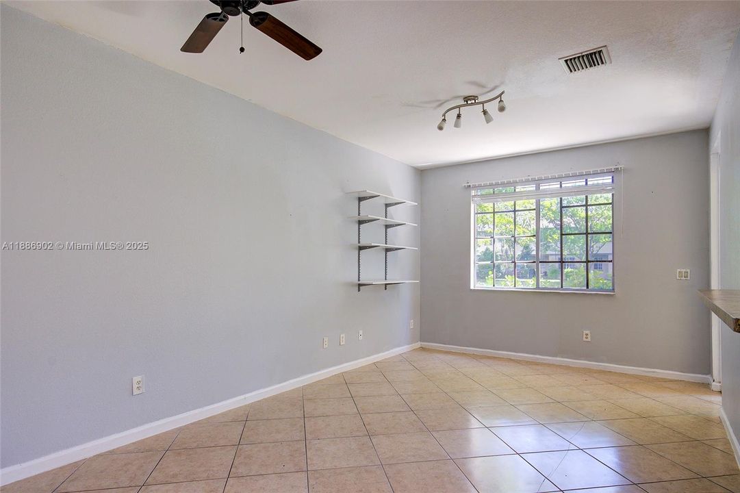 Vendido Recientemente: $300,000 (3 camas, 3 baños, 1394 Pies cuadrados)