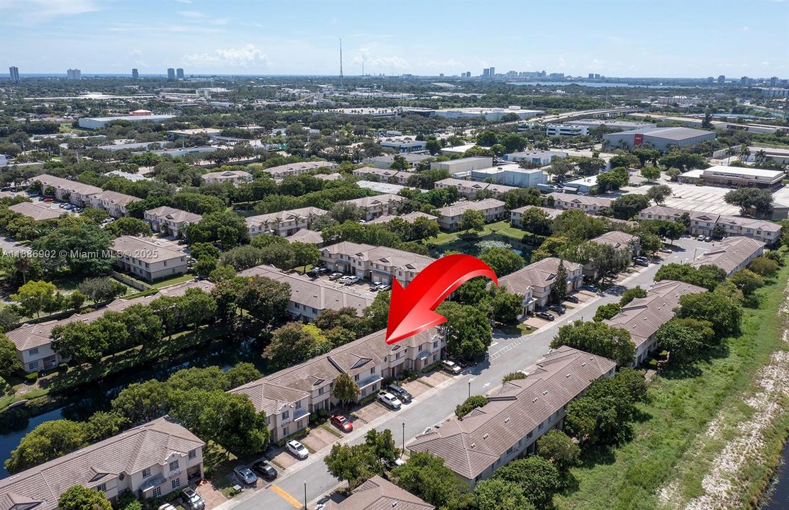 Vendido Recientemente: $300,000 (3 camas, 3 baños, 1394 Pies cuadrados)