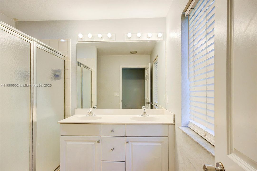 Vendido Recientemente: $300,000 (3 camas, 3 baños, 1394 Pies cuadrados)