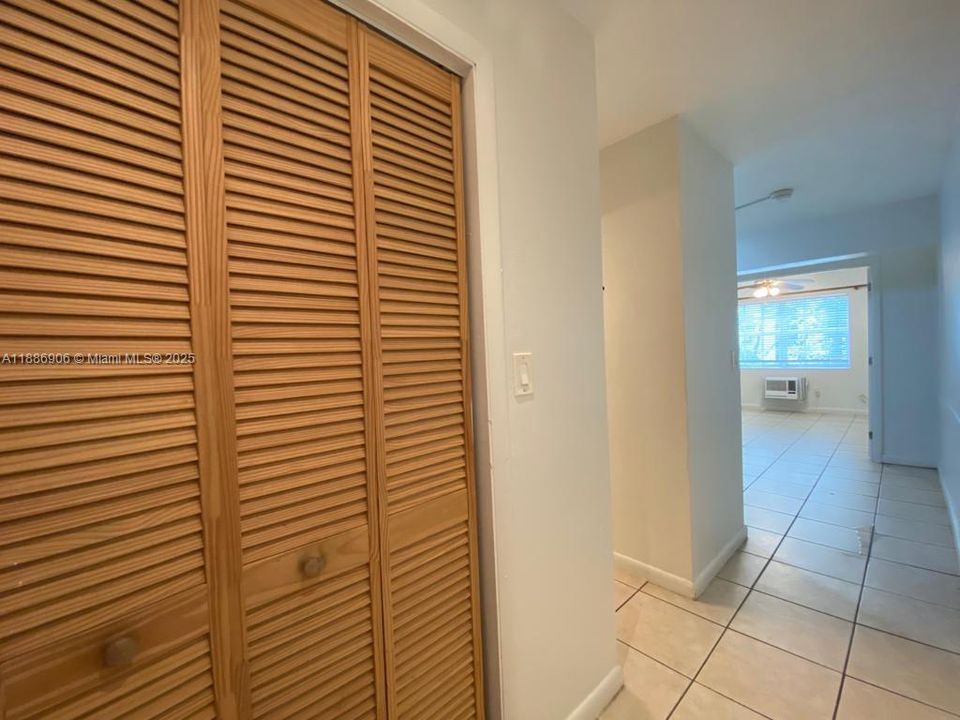 For Sale: $219,900 (1 beds, 1 baths, 408 Square Feet)