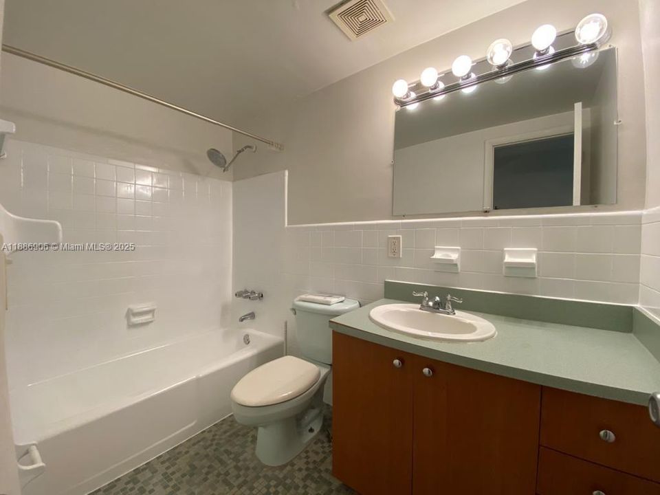 For Sale: $219,900 (1 beds, 1 baths, 408 Square Feet)