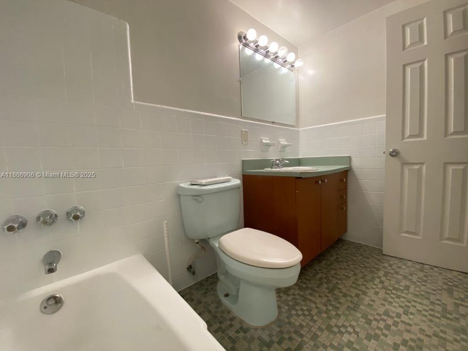 For Sale: $219,900 (1 beds, 1 baths, 408 Square Feet)