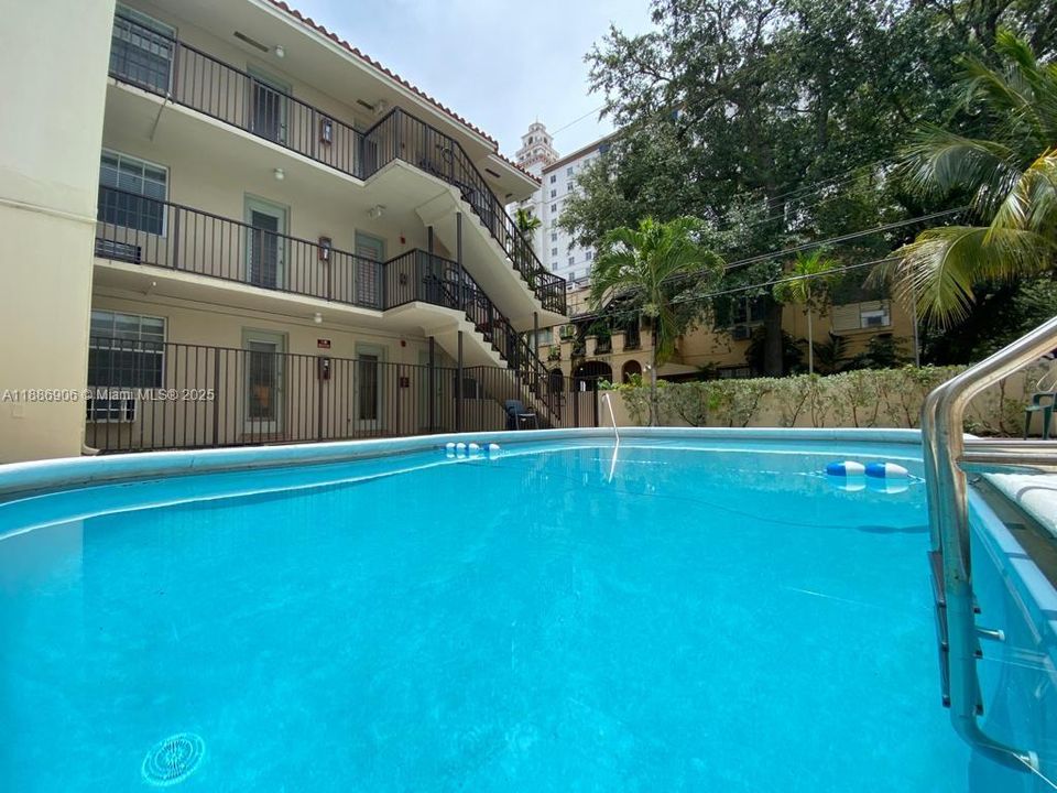 For Sale: $219,900 (1 beds, 1 baths, 408 Square Feet)