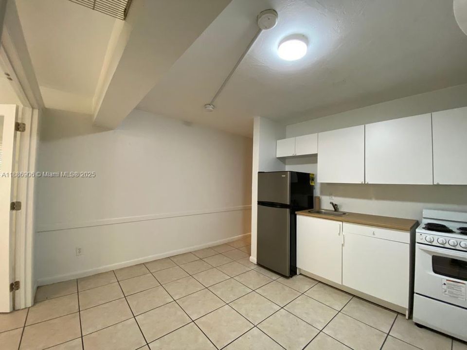 For Sale: $219,900 (1 beds, 1 baths, 408 Square Feet)