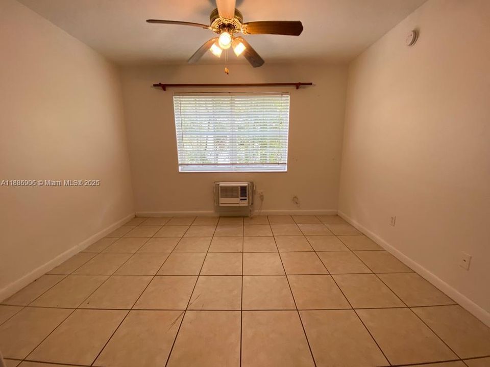 For Sale: $219,900 (1 beds, 1 baths, 408 Square Feet)