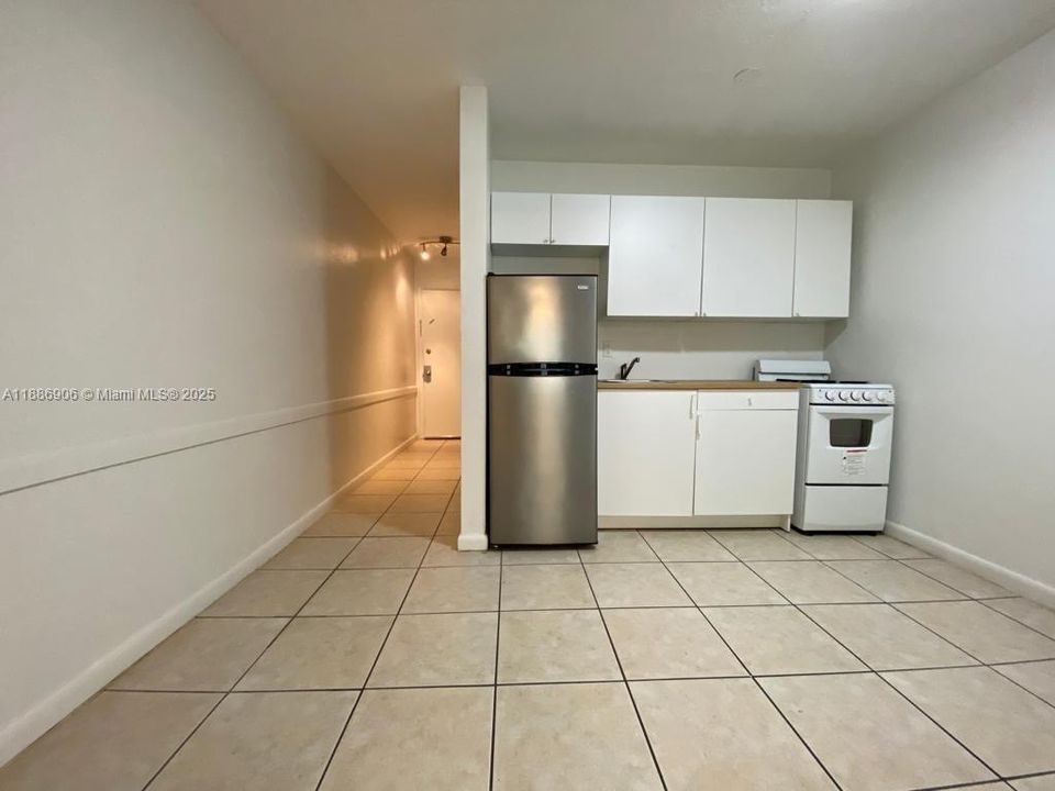 For Sale: $219,900 (1 beds, 1 baths, 408 Square Feet)