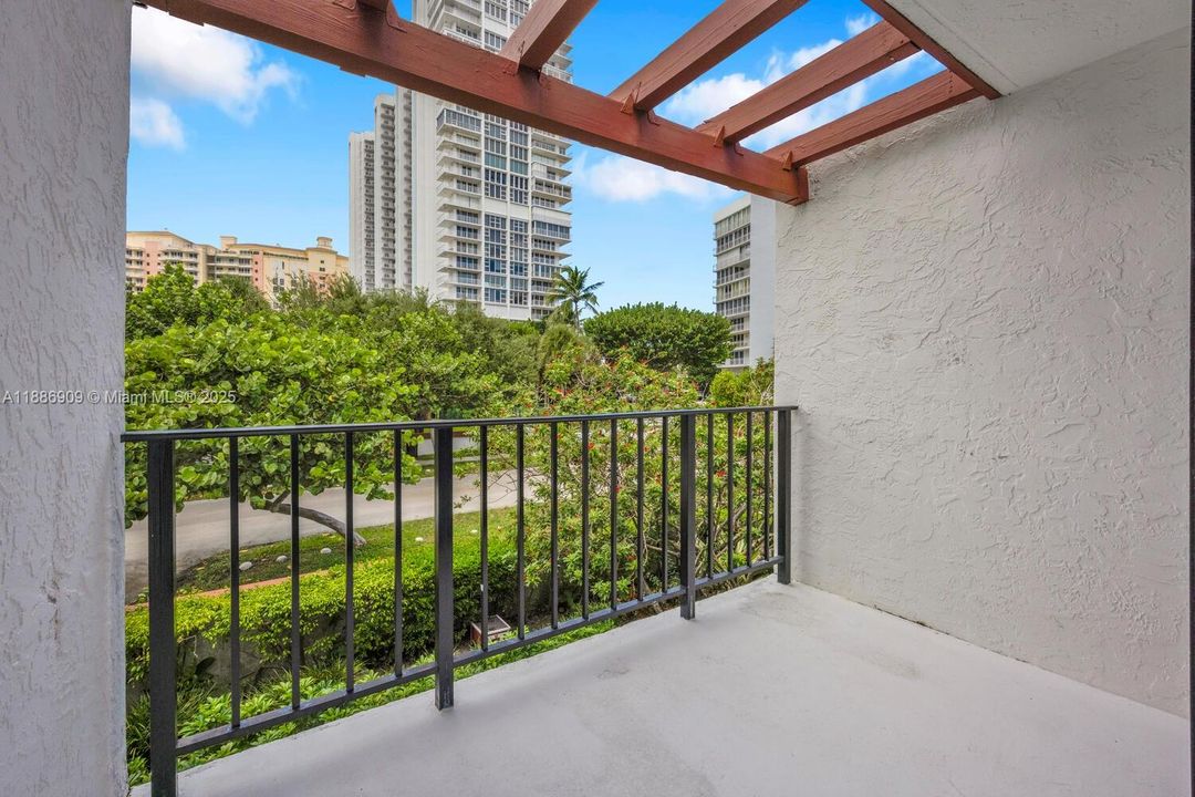 最近售出: $1,195,000 (2 贝兹, 2 浴室, 1404 平方英尺)