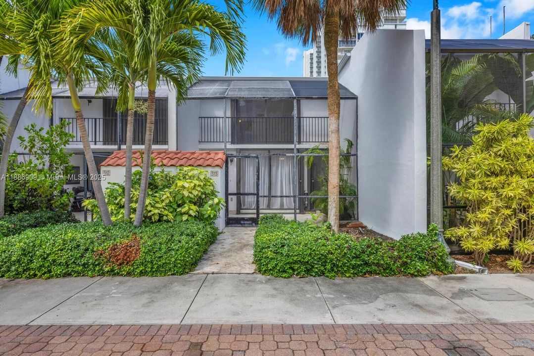 最近售出: $1,195,000 (2 贝兹, 2 浴室, 1404 平方英尺)