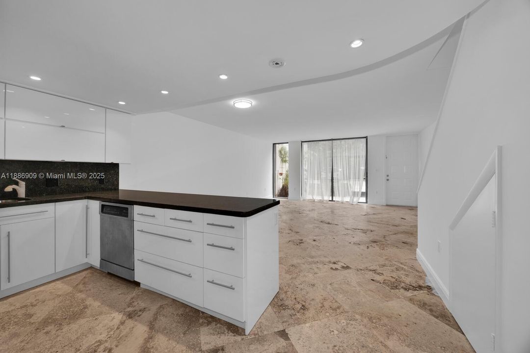 最近售出: $1,195,000 (2 贝兹, 2 浴室, 1404 平方英尺)