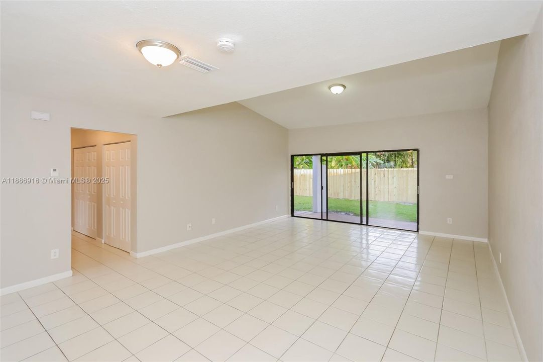 Recientemente alquilado: $2,330 (3 camas, 2 baños, 1390 Pies cuadrados)