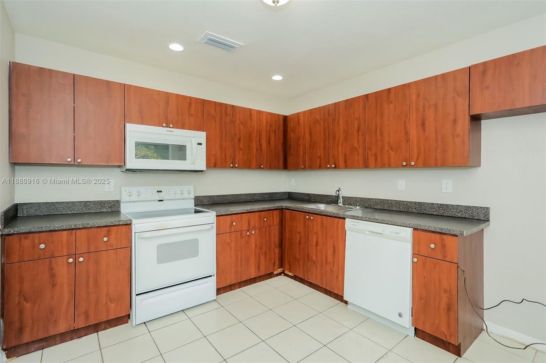 Recientemente alquilado: $2,330 (3 camas, 2 baños, 1390 Pies cuadrados)