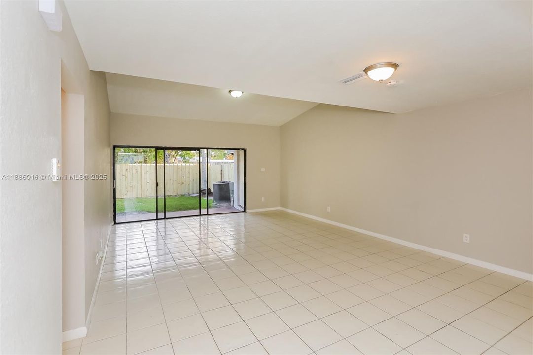 Recientemente alquilado: $2,330 (3 camas, 2 baños, 1390 Pies cuadrados)