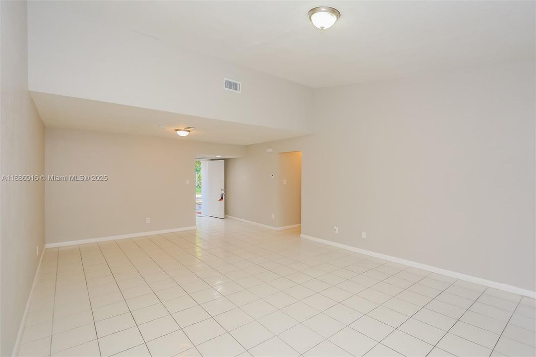 Recientemente alquilado: $2,330 (3 camas, 2 baños, 1390 Pies cuadrados)