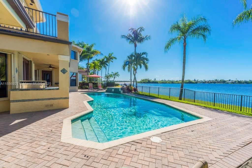 合同活跃: $1,399,000 (6 贝兹, 5 浴室, 4411 平方英尺)