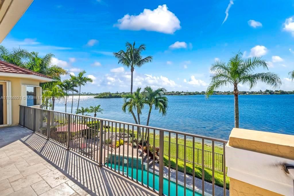 合同活跃: $1,399,000 (6 贝兹, 5 浴室, 4411 平方英尺)