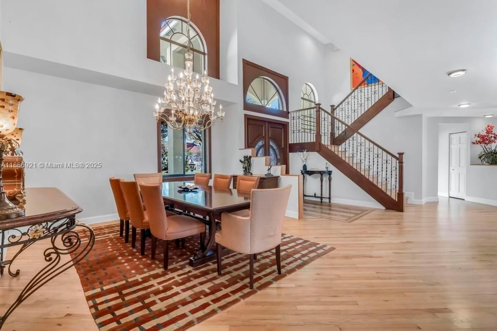 合同活跃: $1,399,000 (6 贝兹, 5 浴室, 4411 平方英尺)