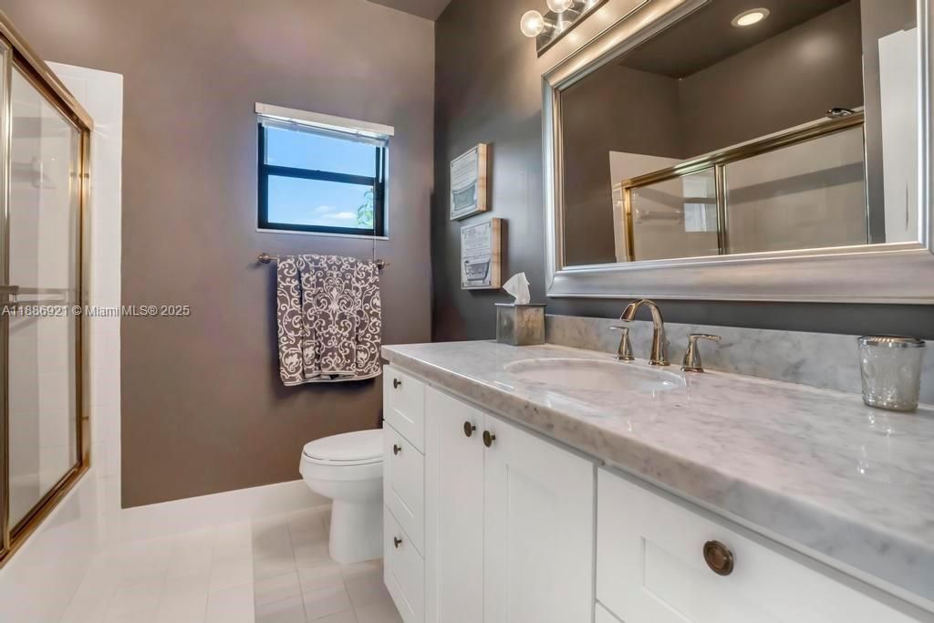 合同活跃: $1,399,000 (6 贝兹, 5 浴室, 4411 平方英尺)