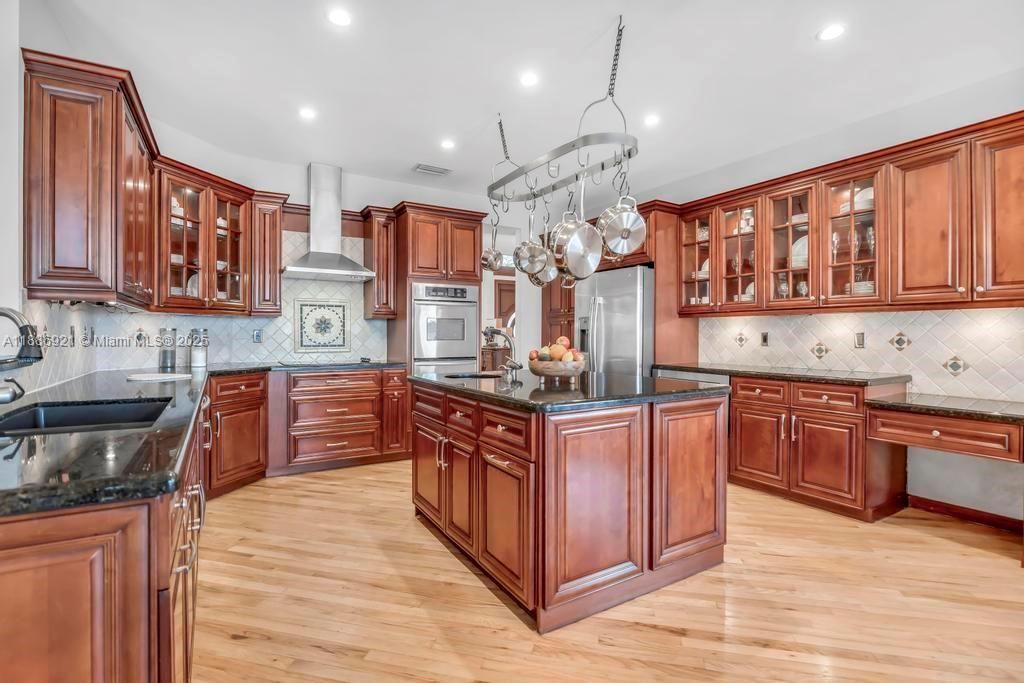 合同活跃: $1,399,000 (6 贝兹, 5 浴室, 4411 平方英尺)