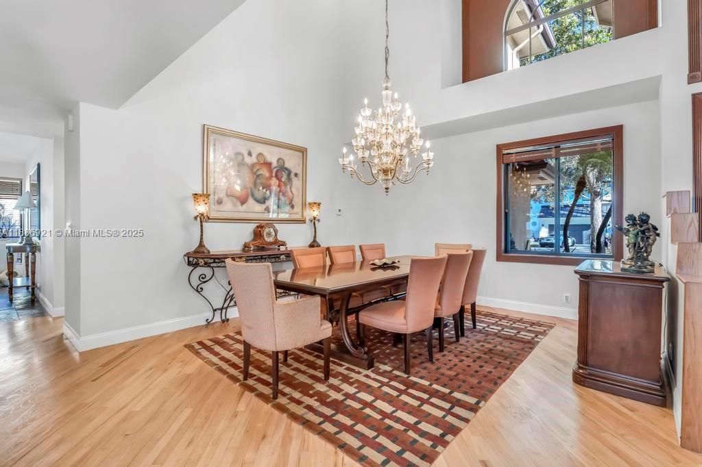 合同活跃: $1,399,000 (6 贝兹, 5 浴室, 4411 平方英尺)