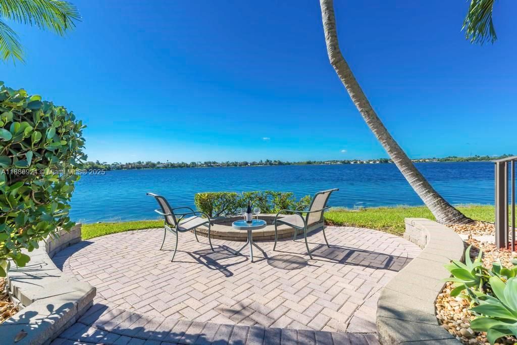 合同活跃: $1,399,000 (6 贝兹, 5 浴室, 4411 平方英尺)