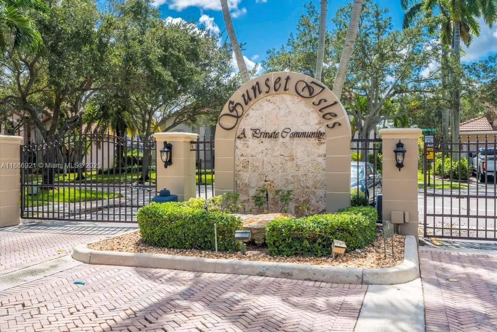 合同活跃: $1,399,000 (6 贝兹, 5 浴室, 4411 平方英尺)