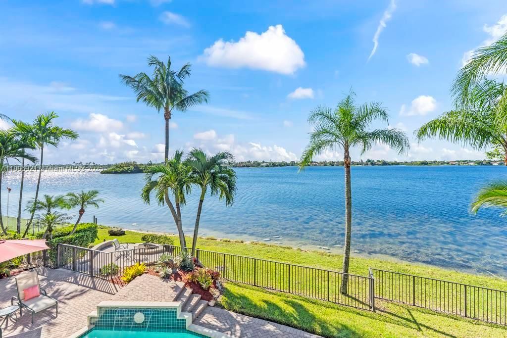 合同活跃: $1,399,000 (6 贝兹, 5 浴室, 4411 平方英尺)