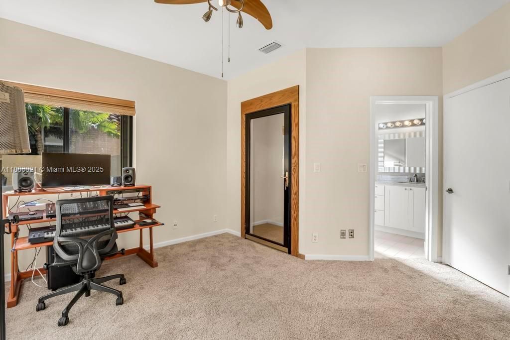 合同活跃: $1,399,000 (6 贝兹, 5 浴室, 4411 平方英尺)