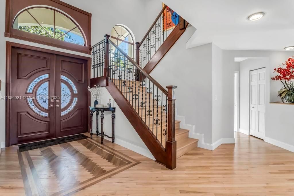 合同活跃: $1,399,000 (6 贝兹, 5 浴室, 4411 平方英尺)