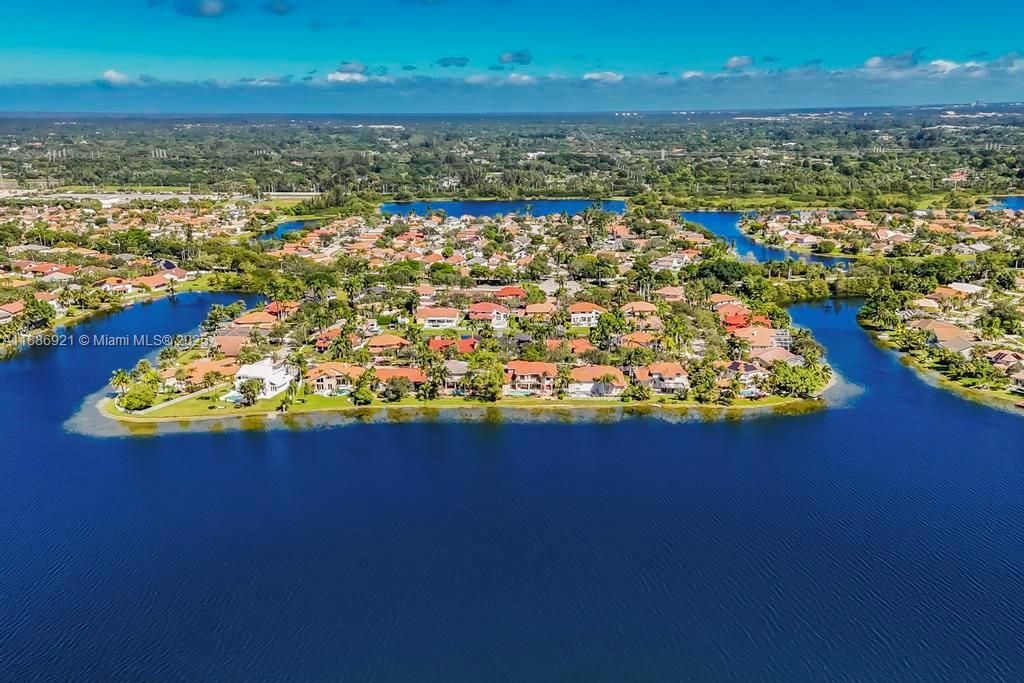 合同活跃: $1,399,000 (6 贝兹, 5 浴室, 4411 平方英尺)