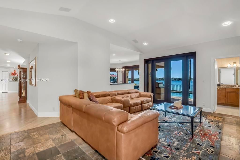 合同活跃: $1,399,000 (6 贝兹, 5 浴室, 4411 平方英尺)