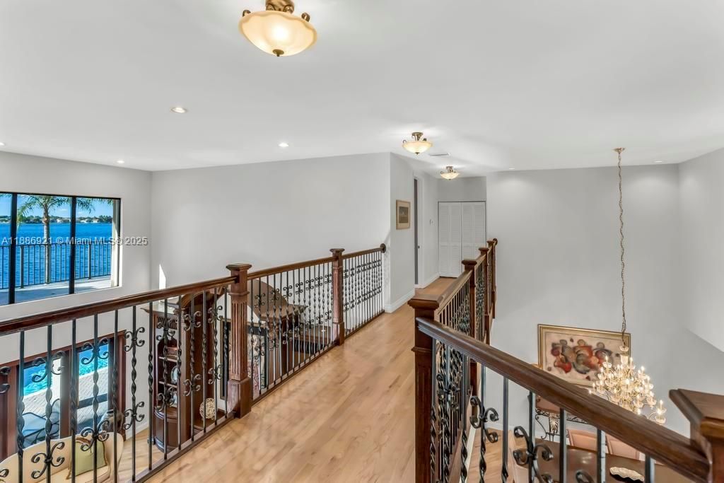 合同活跃: $1,399,000 (6 贝兹, 5 浴室, 4411 平方英尺)